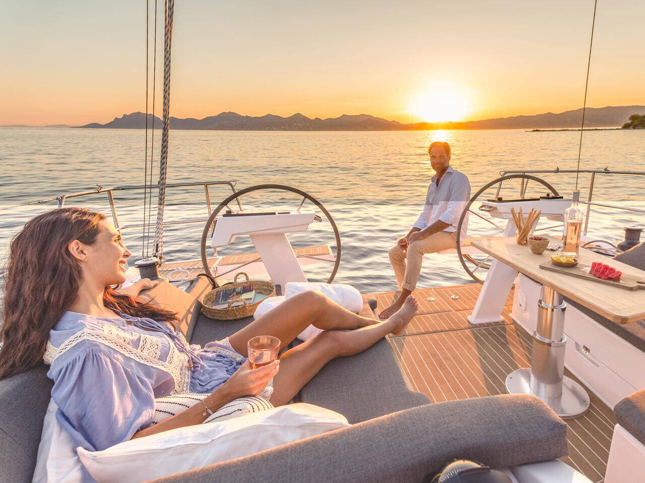 Gäste im Cockpit der Hanse 410 bei Sonnenuntergang