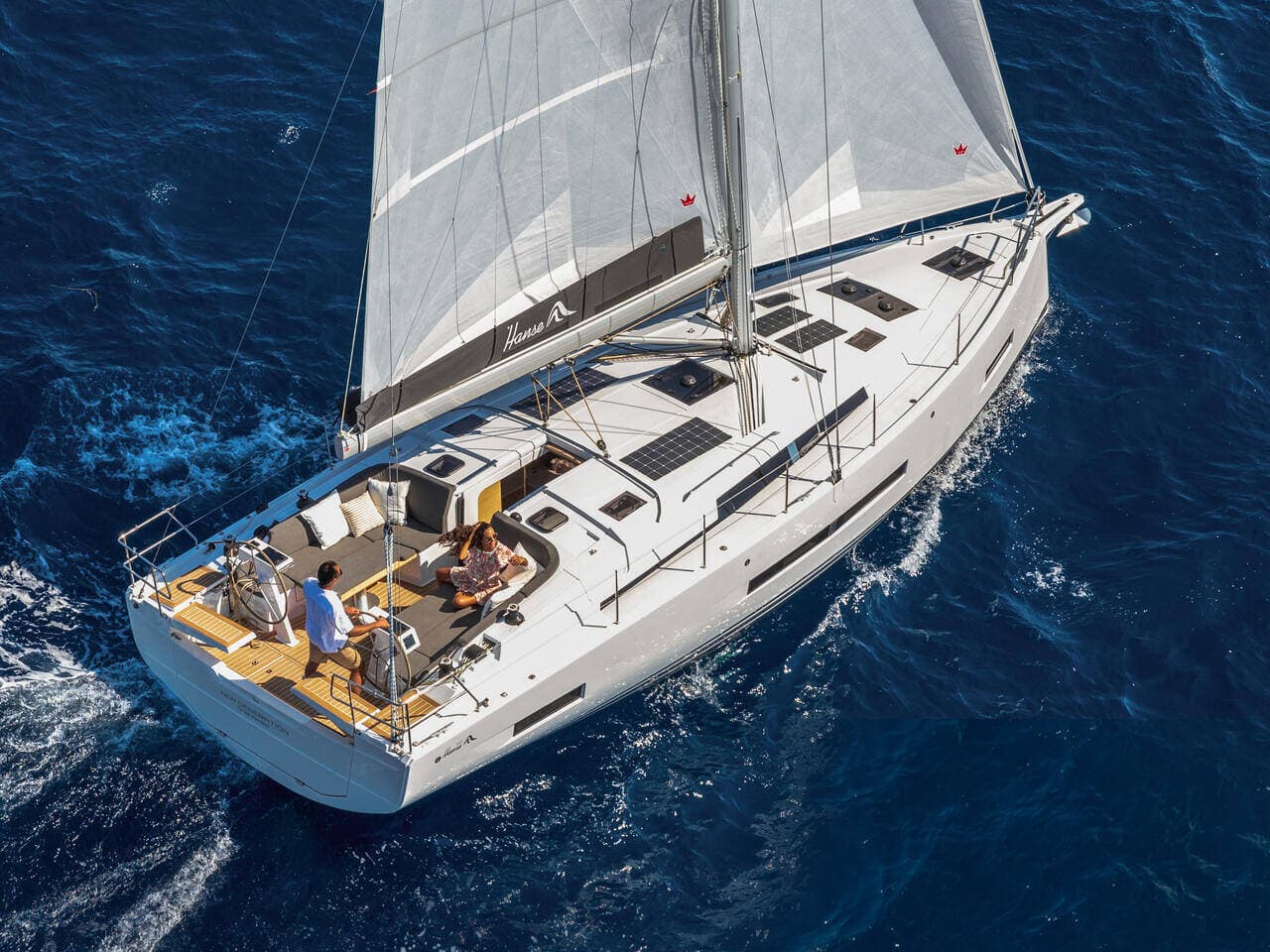 Hanse 410 unter Segeln aus der Luft, Blick ins Cockpit